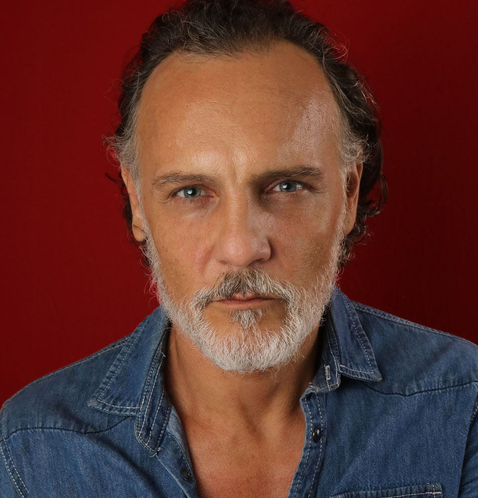 Foto do ator gustavo novaes